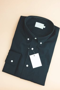 Boş fiyat etiketli yeni siyah gömleği kapat