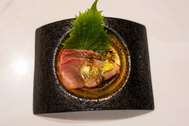 Taze deniz mahsullü sashimi tabağını hazır et. Popüler Japon yemekleri.