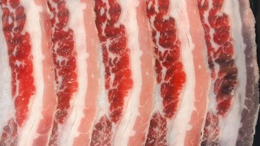 Dilimlenmiş taze çiğ domuz filetosu. Üst görünüm