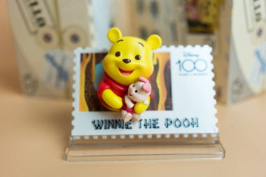 Bangkok, Tayland - 21 Mayıs 2024 Winnie the Pooh figürü. MINISO Disney 100 yıllık Harika Retro Pul Serisi, Kör Kutu Figürü