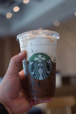 Bangkok, Tayland - 25 Mayıs 2024: Bir fincan Starbuck kahvesi, soğuk köpüklü buzlu espresso, sallanan espresso, yağsız kremalı sütsüz soğuk köpük.
