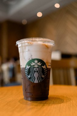 Bangkok, Tayland - 25 Mayıs 2024: Bir bardak Starbucks kahvesi, soğuk köpüklü buzlu espresso, sallanan espresso, yağsız yağsız sütsüz soğuk köpük.