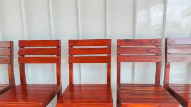 Boş odada bir sıra ön manzara ahşap sandalye