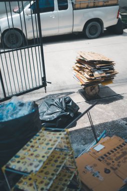Satıcıya satılmak üzere teraziye konmuş kullanılmış karton kağıtlar yığını, kullanılmamış eşyalar