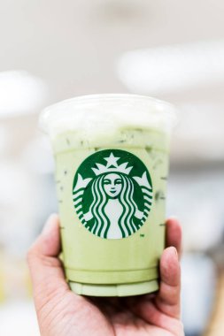 Bangkok, Tayland - 29 Mayıs 2024 Starbucks buzlu kibrit yeşil latte ve bulanık bir arka plan.
