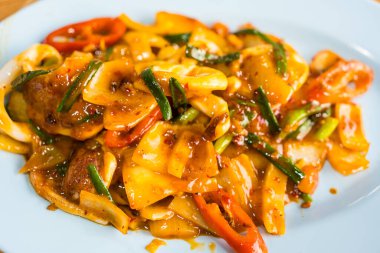 Otantik Tayland deniz ürünleri tarifleri. Kızarmış biberli kalamar kızartması. Lezzetli ve egzotik yemekler.