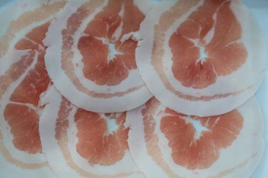 Shabu için Japon usulü taze dilimlenmiş domuz eti kapatıyoruz.