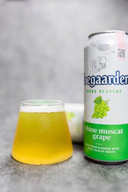 Samut Prakan, Tayland - 2 Haziran 2024: Can and glass of Belçika Hoegaarden Shine Muscat Grape, Tayland 'da yeni lezzet.