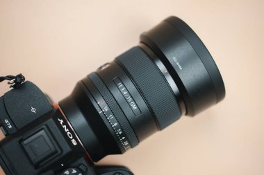 Bangkok, Tayland - 2 Haziran 2024: Sony Alpha a7 tam kare MILC aynasız kamera ile GM FE 35mm F1.4 En iyi aynasız kamera