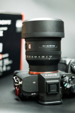 Bangkok, Tayland - 2 Haziran 2024: GM lean FE 35 mm F1.4 Sony Alpha a7 IV tam kare MILC aynasız kamera