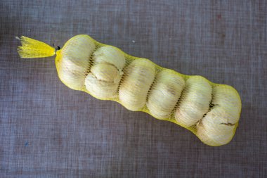 Sarı poşetteki kurutulmuş sarımsak. Kapat.