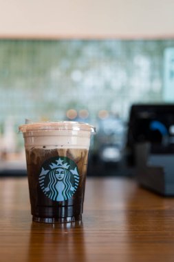 Samut Prakan, Tayland - 5 Haziran 2024: Bir bardak Starbucks kahvesi, soğuk köpüklü buzlu espresso, sallanan espresso, yağsız sütsüz soğuk köpük.