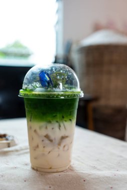 Süt katmanlı buzlu kibrit yeşil çay. Yaz içecekleri