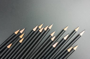 Siyah kalemler siyah bir çarşafa konur. Üst görünüm