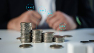 Farklı yatırım, yatırımcı, tüccar, yatırımcı, fon, hisse senedi piyasası, mali kar iadesi ve temettüel konseptin faiz oranlarına göre farklı yükseklik birikimlerinin istiflenmesi.