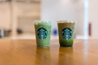 Bangkok, Tayland - 9 Haziran 2024 Starbucks kahve dükkanında buzlu kibrit yeşil çay ve buzlu kibrit kahvesi.