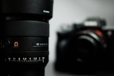 Bangkok, Tayland - 9 Haziran 2024: Premium G Master Serisi geniş açılı asal lens, SEL35F14GM. Özellikler profesyonel atış ihtiyaçlarını destekler, ağırlığı 524 g.