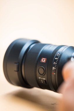 Bangkok, Tayland - 9 Haziran 2024: Premium G Master Serisi geniş açılı asal lens, SEL35F14GM. Özellikler profesyonel atış ihtiyaçlarını destekler, ağırlığı 524 g.