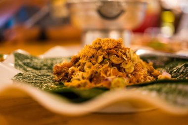 Tayland aperatifi çıtır çıtır kurutulmuş küçük karideslerle şifalı bitkiler. Kapat.