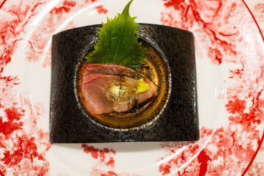 Taze deniz mahsullü sashimi tabağını hazır et. Popüler Japon yemekleri.