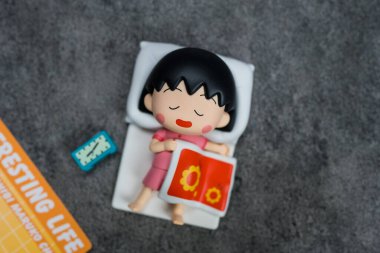 Bangkok, Tayland - 13 Haziran 2024: Oyuncak Maruko formu POP MART Chibi Maruko-chan 'ın İlginç Hayat Serisi Kör Kutusu.