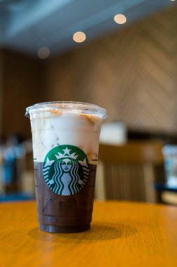 Bangkok, Tayland - 13 Haziran 2024: Bir bardak Starbucks kahvesi, soğuk köpüklü buzlu espresso, sallanan espresso, yağsız yağsız sütsüz soğuk köpük.