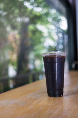 Amerikan kahvesi ahşap masada.