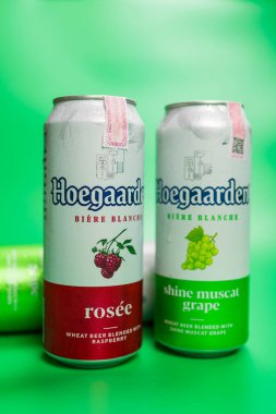 BANGKOK, THAILAND - 16 Haziran 2024: Bir kutu Hoegaarden Rosee Belçika birası ve Hoegaarden Parlak Muscat Üzümü