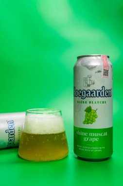 Samut Prakan, Tayland - 26 Mayıs 2024: Can and glass of Belçika Hoegaarden Shine Muscat Grape, Tayland 'da yeni lezzet.