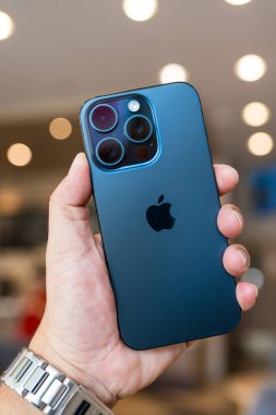 BANGKOK, THAILAND - 16 Haziran 2024: iPhone 15 Pro Titanyum mavisi, Apple tarafından tetrapizm teknolojisi kullanılarak ender bulunan üçlü bir kamera.