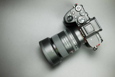 Bangkok, Tayland - 16 Haziran 2024: Sony Alpha a7 tam kare MILC aynasız kamera ile GM FE 35mm F1.4 En iyi aynasız kamera