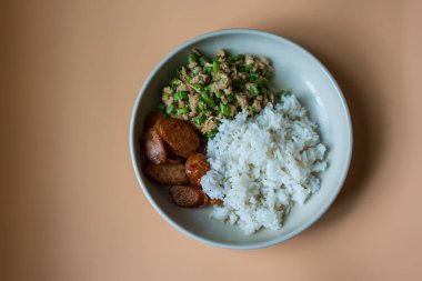 Uzun fasulyeli buharda pilav, kıyma ve Çin sosisi. Asya ev yapımı menü.