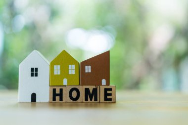 Evinin maketi ve mesajlı tahtadan küpleri. İnşaat, ekoloji, kredi kavramları için bir sembol