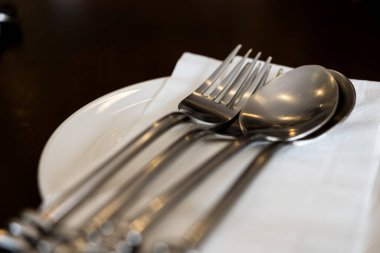 Tabak çatal kaşığı ve kağıt peçete masanın üzerinde. Kapat.