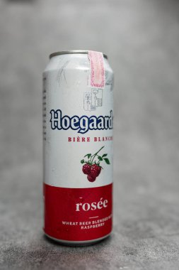 BANGKOK, THAILAND - 20 Haziran 2024: Bir kutu Hoegaarden Rosee Belçika birası 500 ml büyüklüğünde, Hoegaarden, Belçika 'daki bir bira fabrikasından tanınmış bir buğday birası