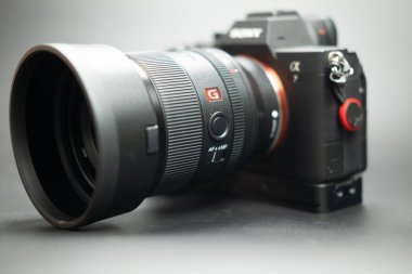 Bangkok, Tayland - 20 Haziran 2024: Sony Alpha a7 tam kare MILC aynasız kamera ile GM FE 35 mm F1.4.