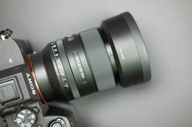 Bangkok, Tayland - 20 Haziran 2024: Sony Alpha a7 tam kare MILC aynasız kamera ile GM FE 35mm F1.4 En iyi aynasız kamera