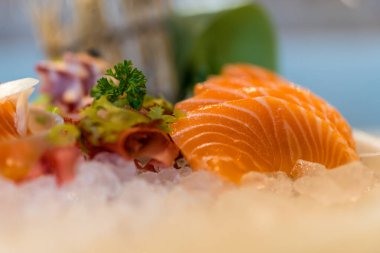 Taze çiğ somon balığı. Seçici odak