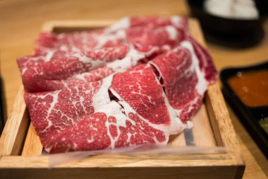 Japon usulü kutuya yerleştirilmiş kaliteli wagyu eti dilimleri.