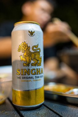 Bangkok, Tayland - 23 Haziran 2024: Uzun bir Singha birası 490ml. Kamptaki yemek masasına koy.