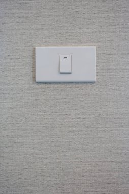 Temiz duvarda beyaz düğme açık.