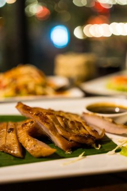 Kömür kaynayan domuz boynu. Seçici odak