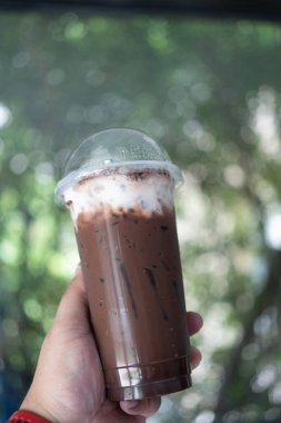 Buzlu Mocha kahvesi. Arka planda taze süt var.