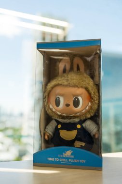 Bangkok, Tayland - 24 Haziran 2024: Soğuk-Vinil Plush Doll için LABUBU zamanının sevimli bebeği. POP MART