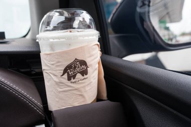 Bangkok, Tayland - 25 Haziran 2024 Punthai Kafe 'de plastik bardak buzlu kahve Punthai, PunThai Kafe' si PT benzin istasyonunda hizmete açık ünlü bir Tayland şubesidir..