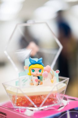 Bangkok, Tayland - 25 Haziran 2024: Parmak uçlarında dilekler serisi sahnesi. Pop Mart 'tan beni sevdiğin sürece.