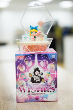 Bangkok, Tayland - 25 Haziran 2024: Parmak uçlarında dilekler serisi sahnesi. Pop Mart 'tan beni sevdiğin sürece.