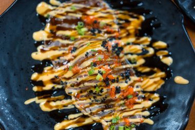 Ebiko soslu Wagyu bifteği suşisi. Japon yemeği. Kapat.