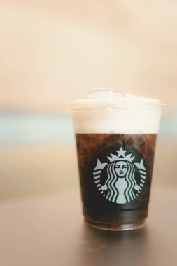 Bangkok, Tayland - 28 Haziran 2024 Starbucks 'taki Starbucks mağazasında soğuk bira bardağı.