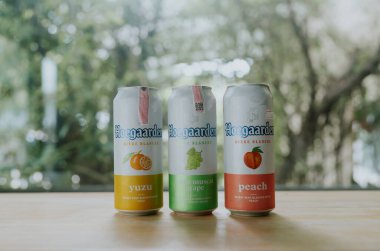 Bangkok, Tayland - 28 Haziran 2024: Hoegaarden Yuzu, muscat üzümü ve şeftali aromalı parlat, doğaya karşı. Belçika birası ve Tayland 'dan ithal bira.